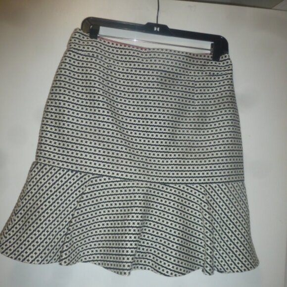 Classic Mini Pencil Silhouette Skirt with Ruffled Hem – Size 4 - Picture 1 of 11